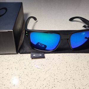 Oakley Holbrook Sunglasses Matte Black / Green Polarized New In Box